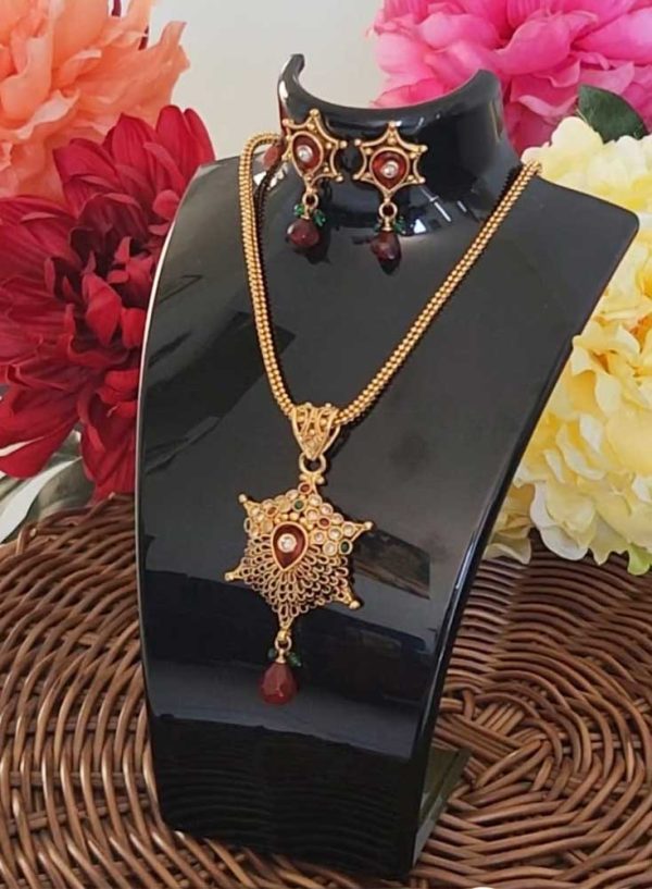 Antique 2 gm Gold Red and Green Stones Set - Image 2