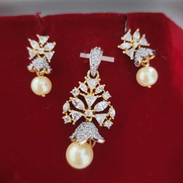 Crystal in 22 Carat Gold and Pearl Set - Image 2