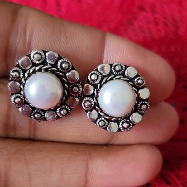 Oxidised Stud White Pearl