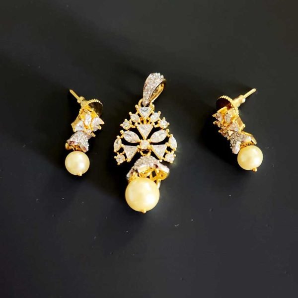 Crystal in 22 Carat Gold and Pearl Set